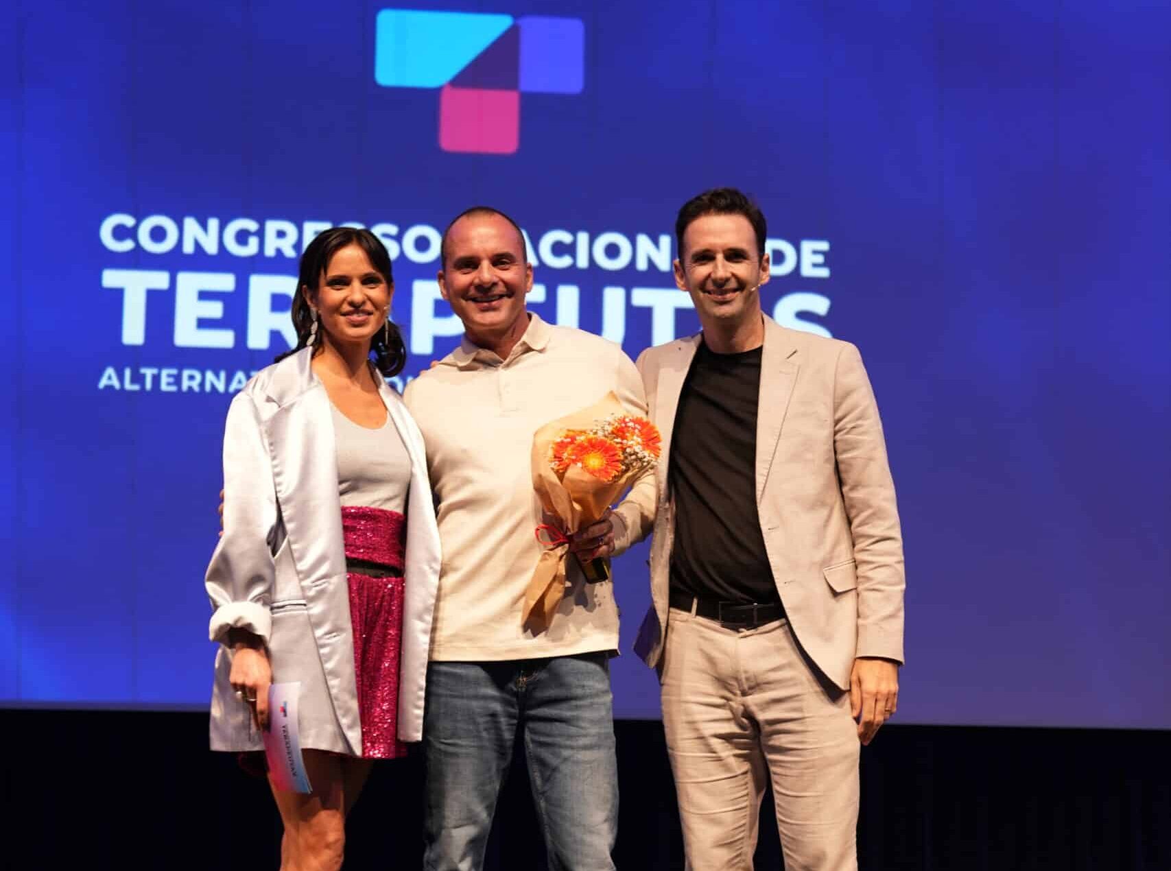 Pedro Frias ao lado de Hugo Martins e Vera Kolodzig no Congresso Nacional de Terapeutas, evento de desenvolvimento pessoal e terapias holísticas